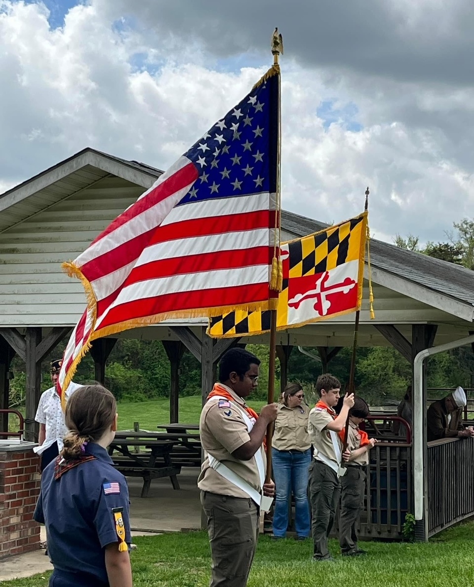 Scouts present the national and state flags